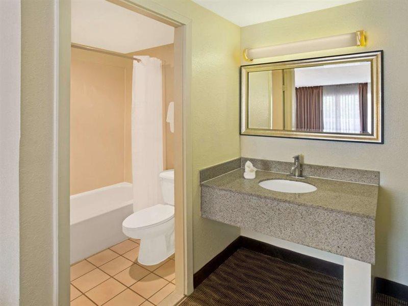 Days Inn By Wyndham Silver Spring Exterior photo