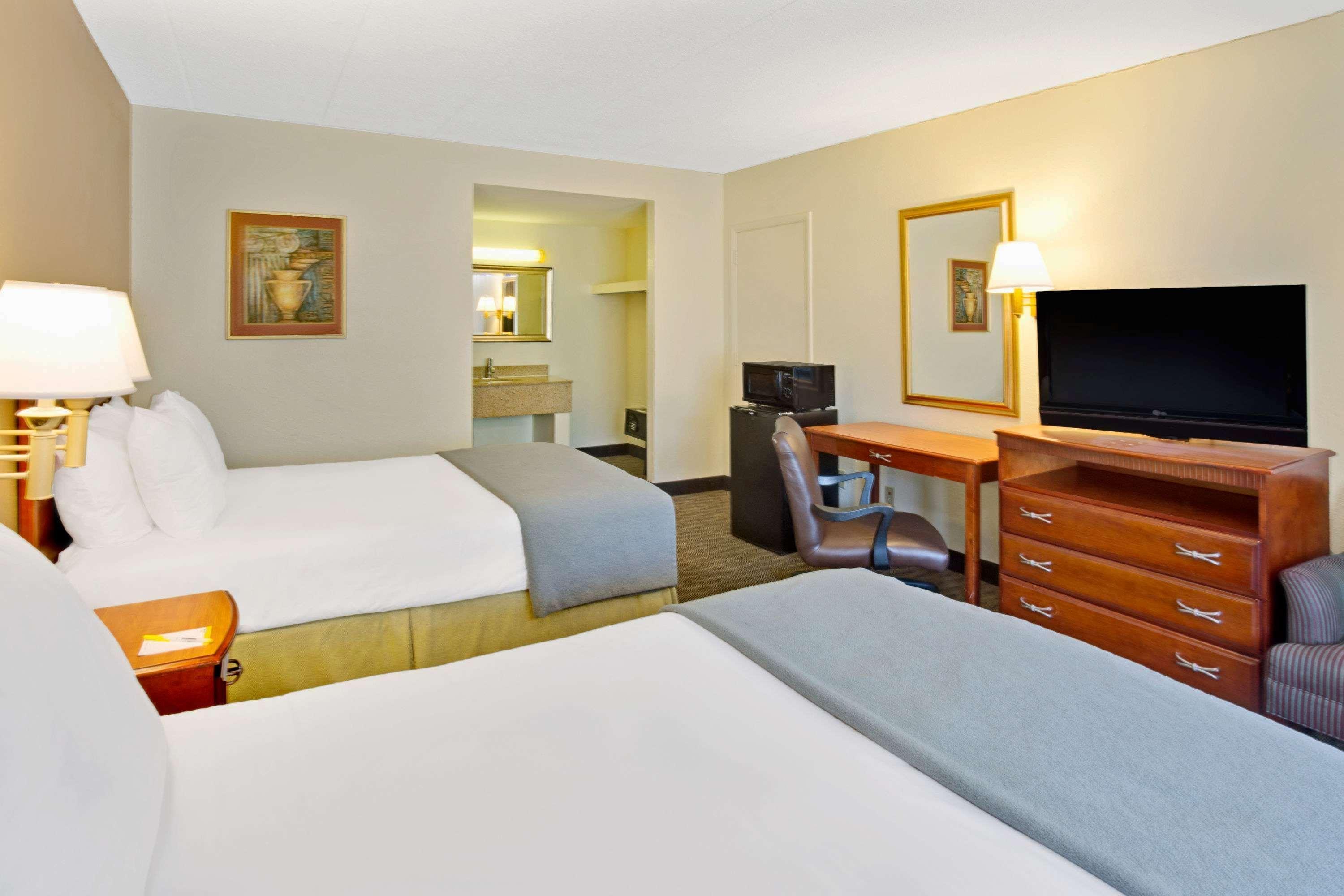 Days Inn By Wyndham Silver Spring Exterior photo